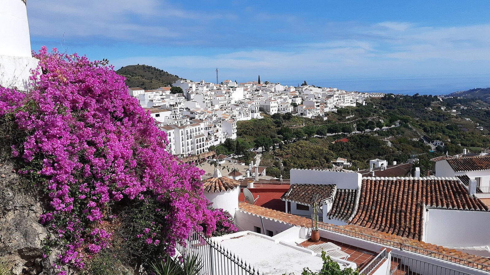 Frigiliana blanca sobre la ladera de la Sierra de Almijara, con el Mediterráneo al fondo