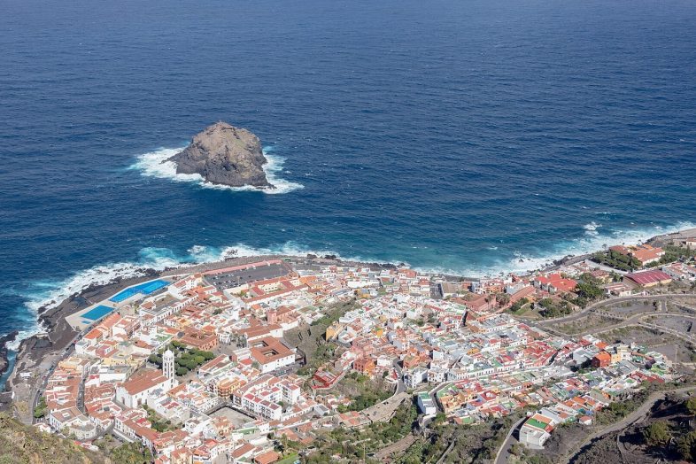 Garachico desde lo alto, con su roque y los charcos de lava sobre el Atlántico