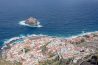Garachico desde lo alto, con su roque y los charcos de lava sobre el Atlántico