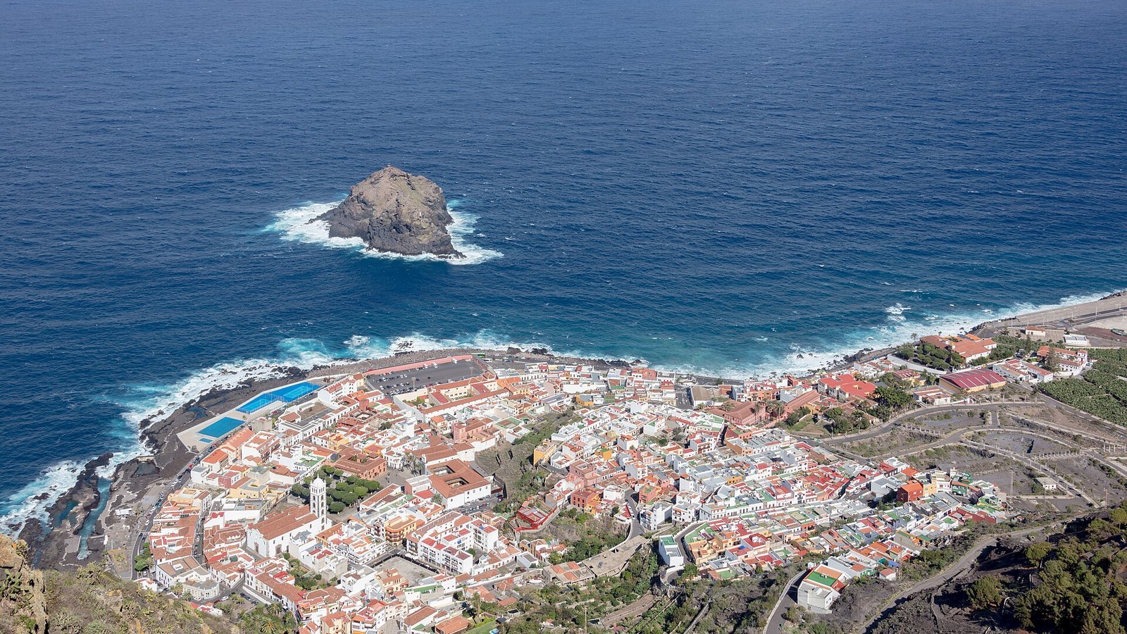 Garachico desde lo alto, con su roque y los charcos de lava sobre el Atlántico