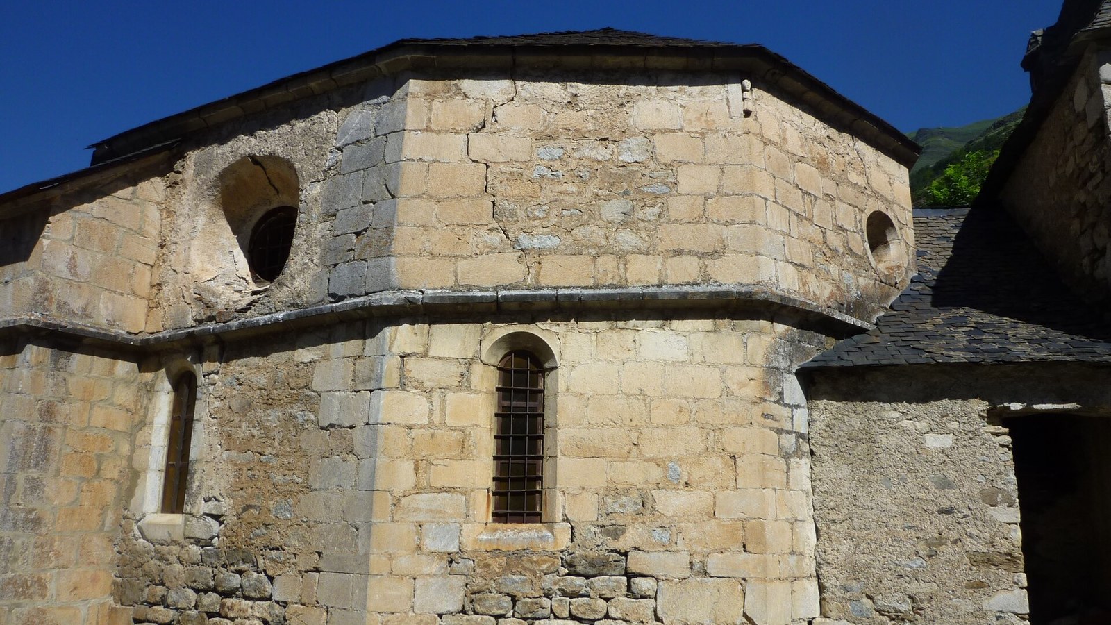 Ábside románico de la iglesia de San Julián de Garós, de sillería dorada