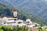 El pueblo blanco de Genalguacil con su torre y el bosque del Valle del Genal detras
