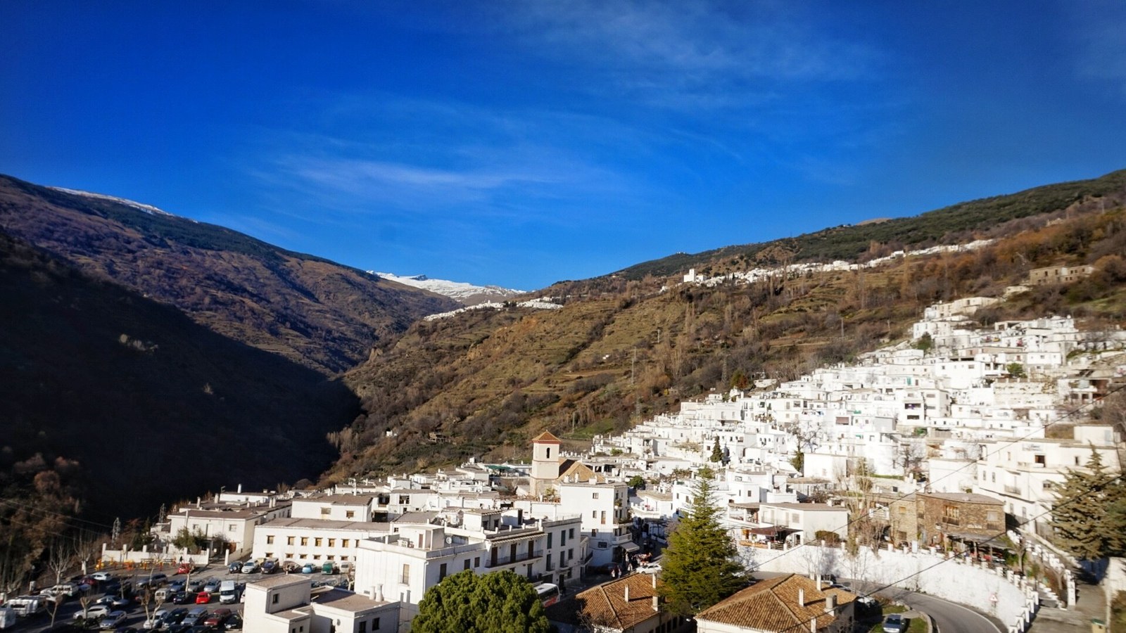 Capileira, pueblo blanco colgado del barranco de Poqueira, en la Alpujarra