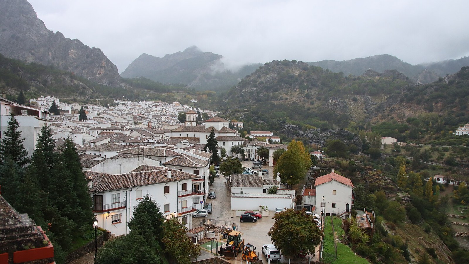 Grazalema con la niebla cubriendo las cumbres del parque natural de la Sierra de Grazalema