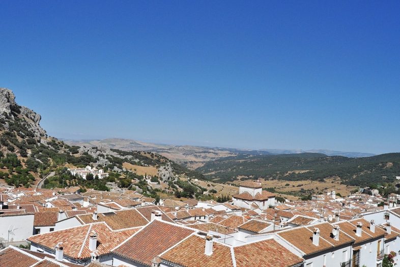 Tejados de Grazalema con la sierra y el valle al fondo