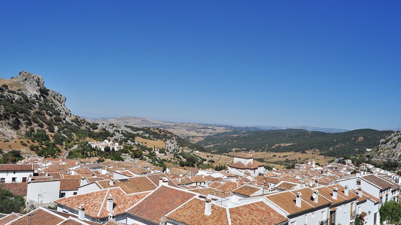 Tejados de Grazalema con la sierra y el valle al fondo