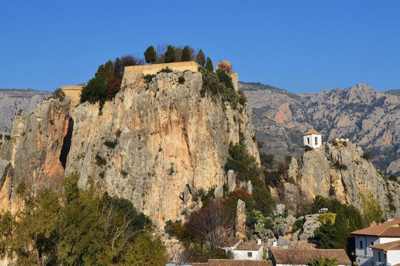 El peñón de Guadalest con los restos del castillo en lo alto y las casas blancas al pie