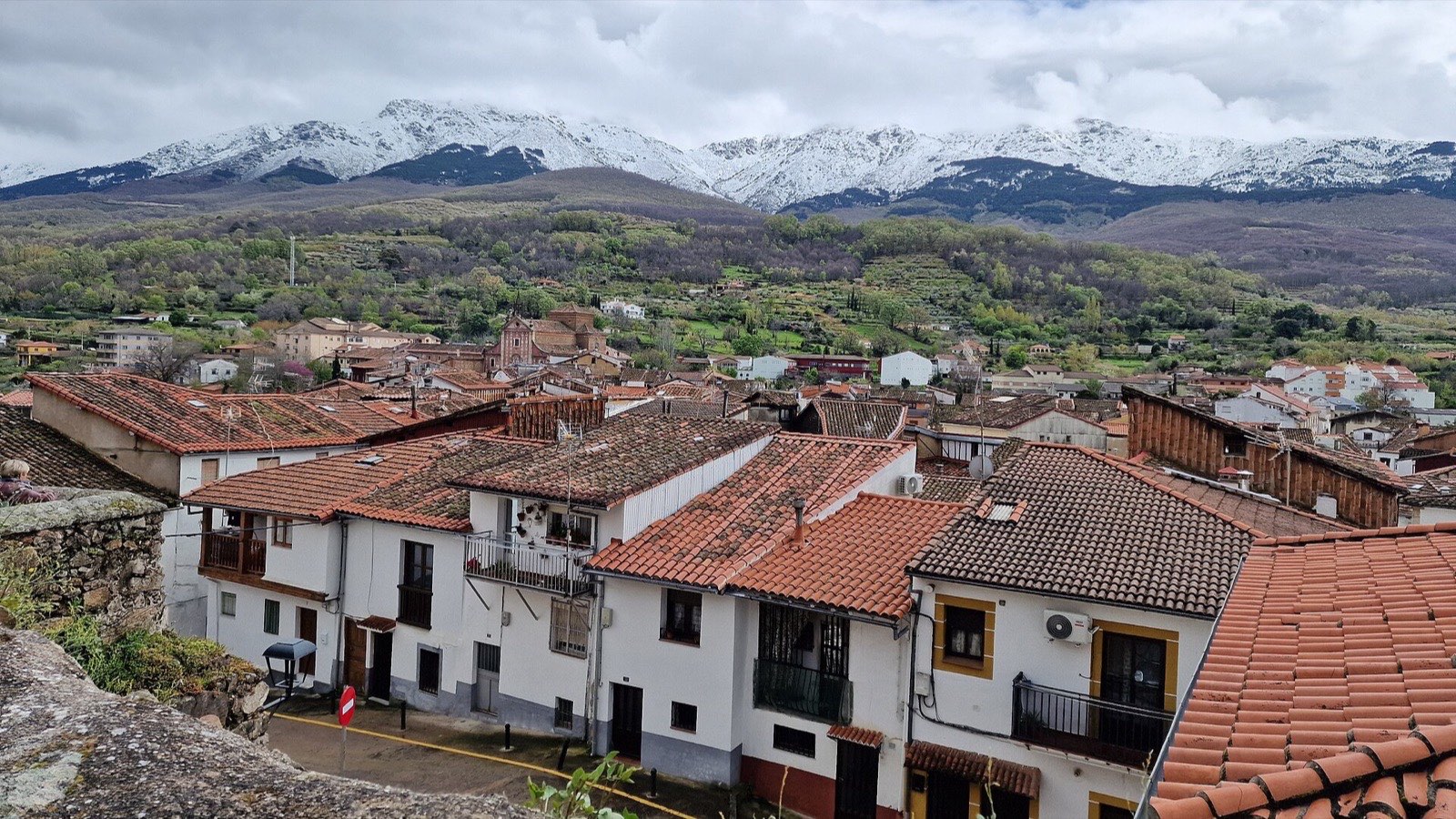 Los tejados de Hervás con la sierra de Béjar nevada al fondo
