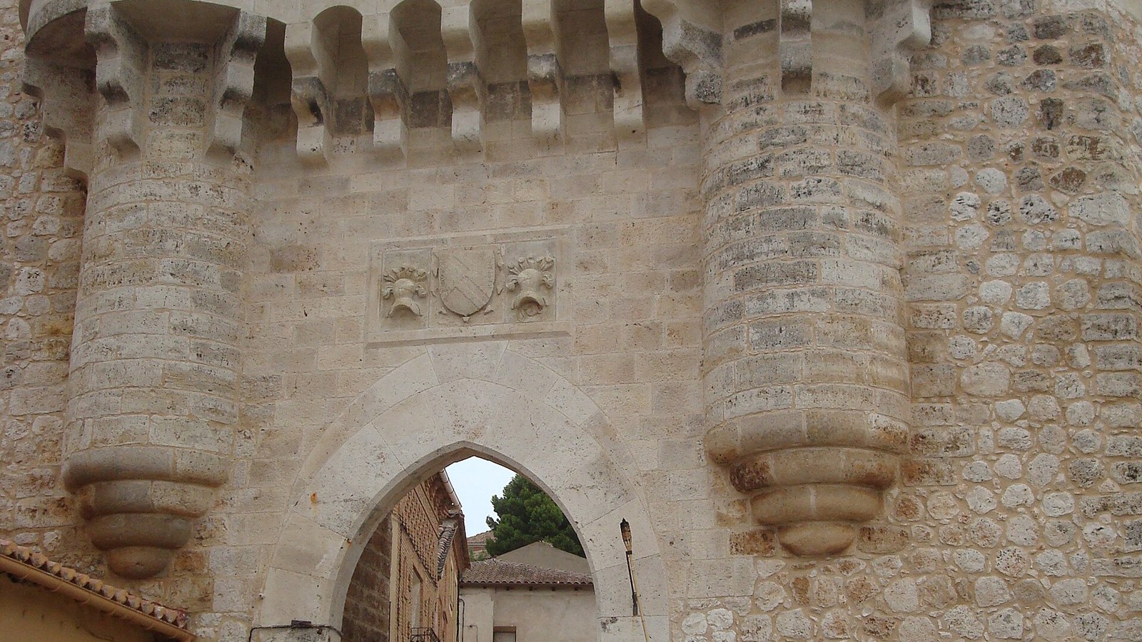 La Puerta de Santa María de Hita, con su arco y las almenas sobre la muralla