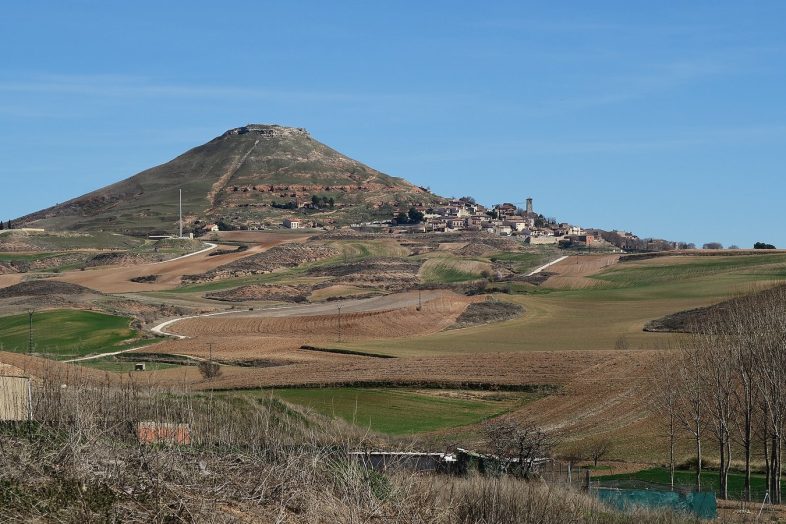 Hita sobre su cerro cónico, con los campos de la Alcarria alrededor