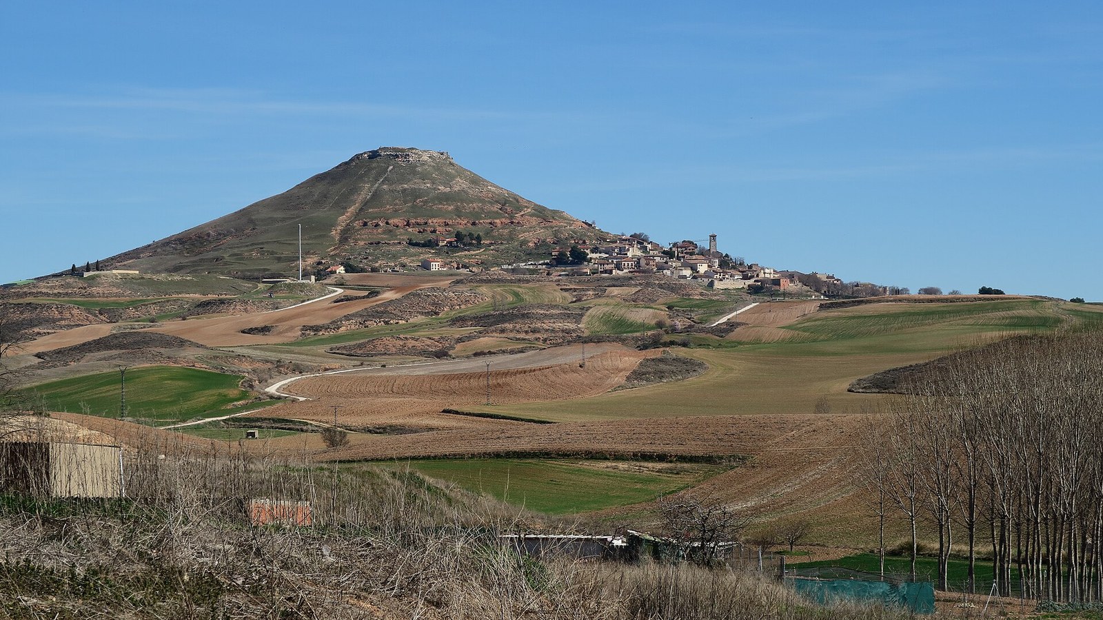 Hita sobre su cerro cónico, con los campos de la Alcarria alrededor