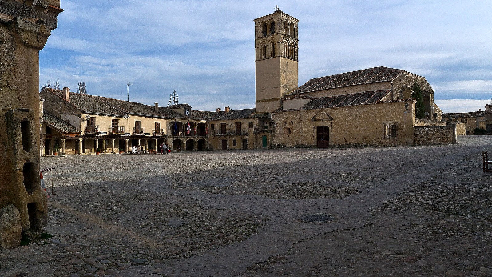 La Plaza Mayor porticada de Pedraza, con la torre de la iglesia al fondo