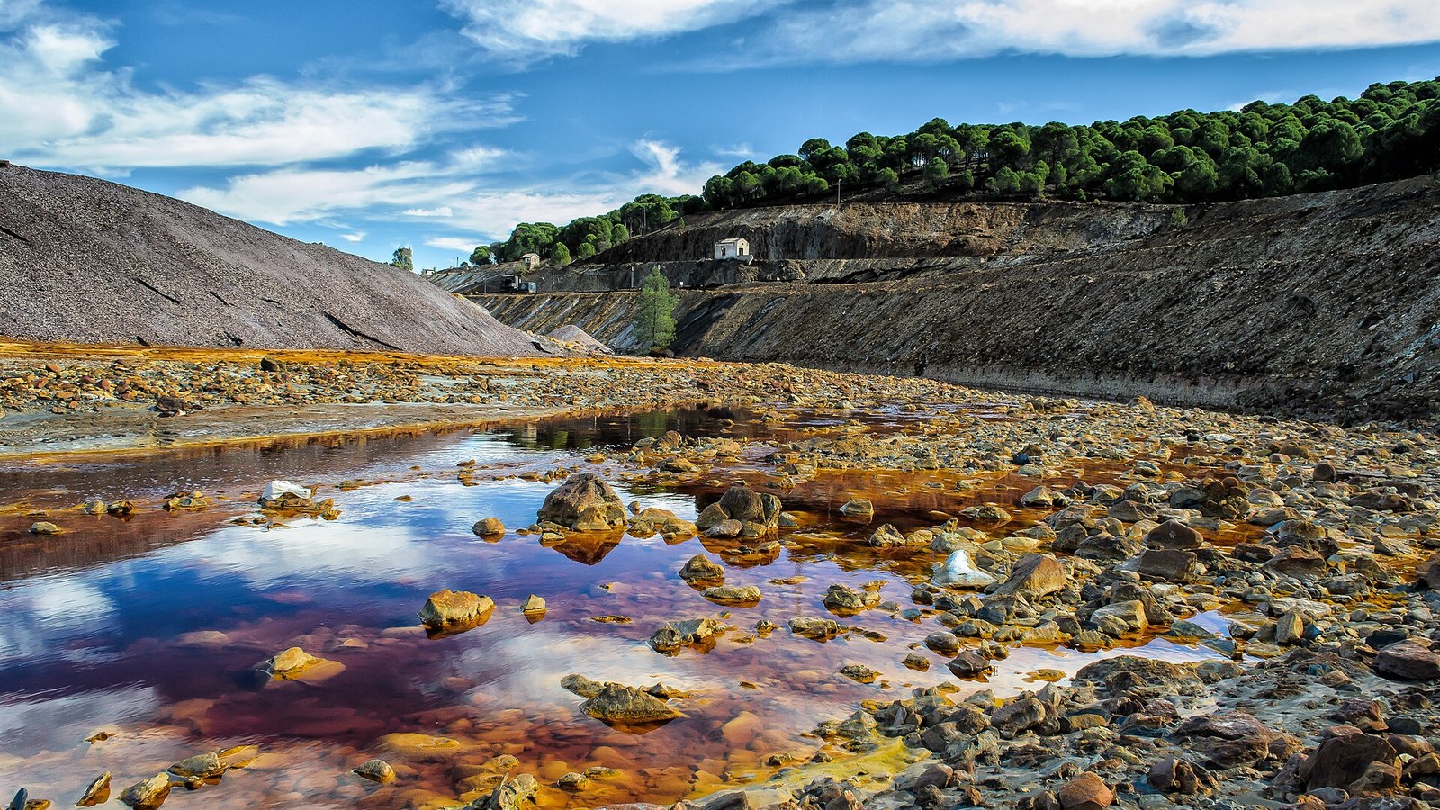 El río Tinto entre escombreras de colores en la cuenca minera de Riotinto