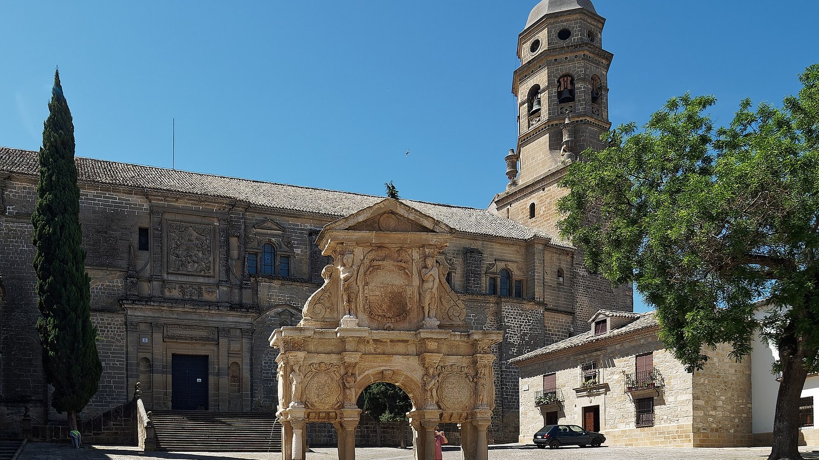 La catedral de Baeza y la fuente de Santa María, en la plaza