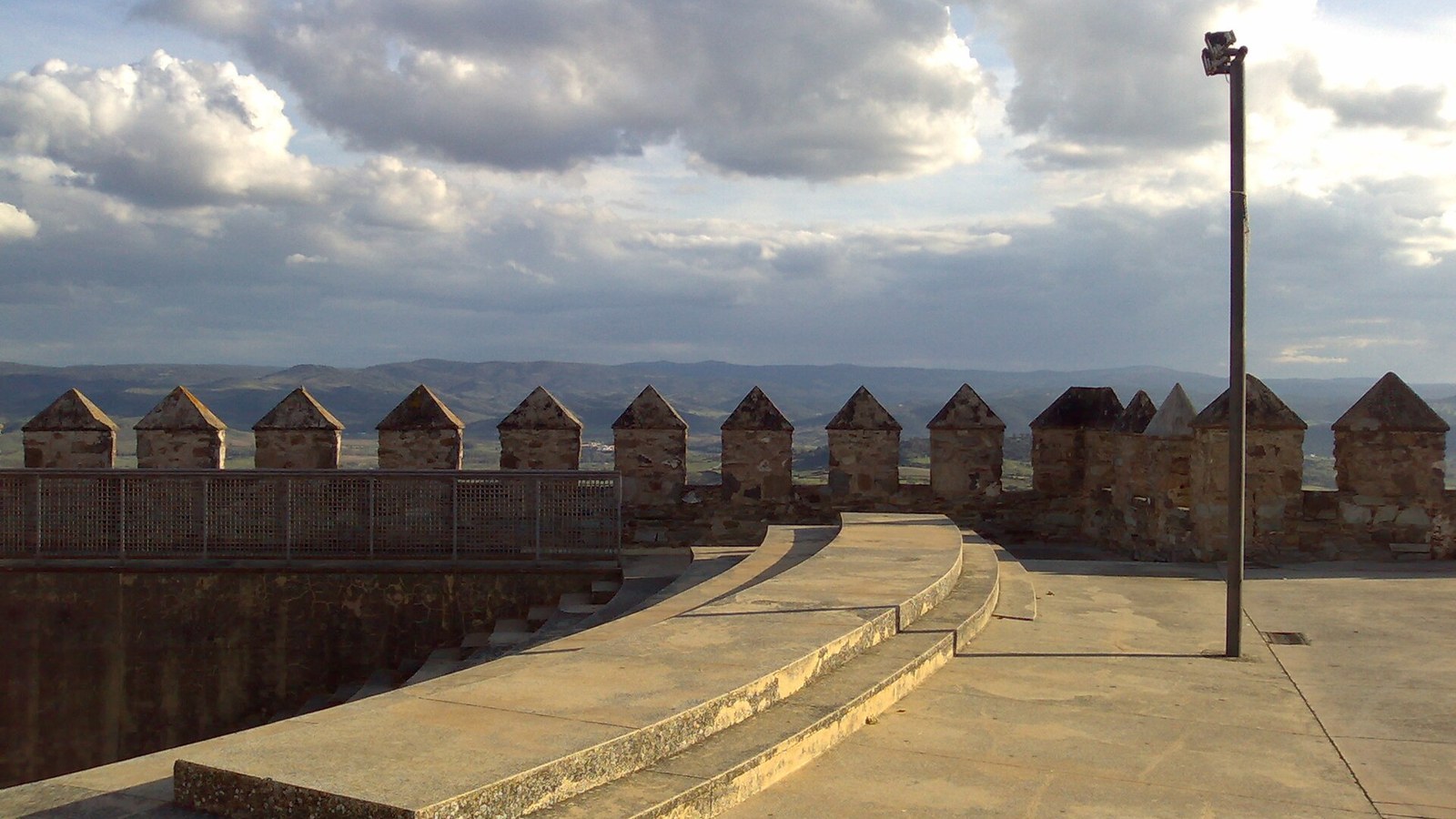 El adarve almenado del castillo templario de Jerez de los Caballeros
