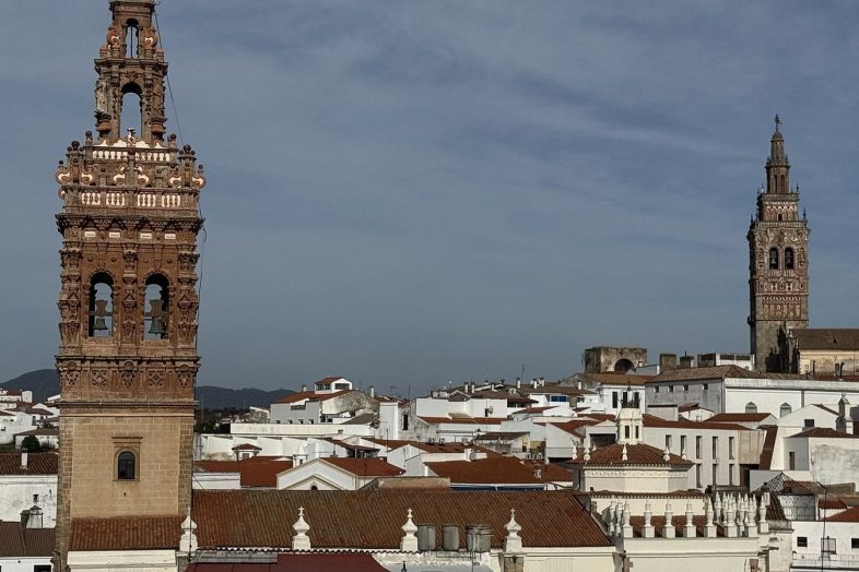 Las torres barrocas de Jerez de los Caballeros sobre los tejados blancos de la ciudad