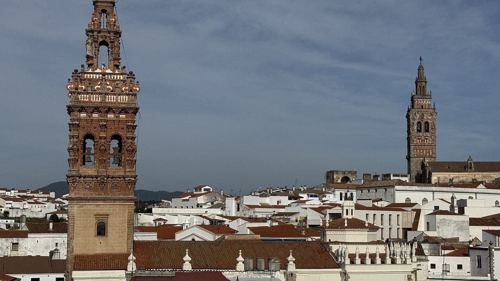 Las torres barrocas de Jerez de los Caballeros sobre los tejados blancos de la ciudad