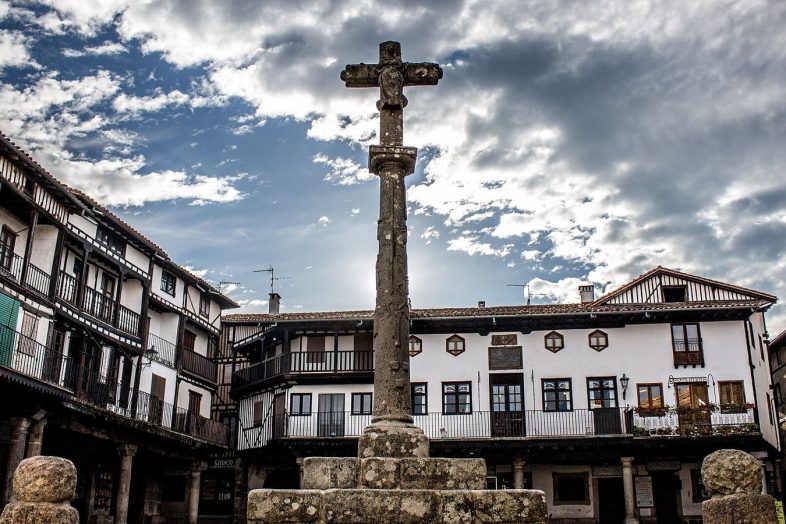 Plaza Mayor de La Alberca con el crucero de piedra y las casas de entramado de madera