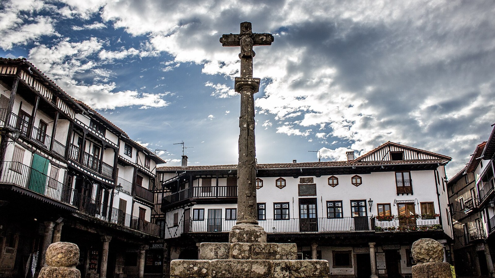 Plaza Mayor de La Alberca con el crucero de piedra y las casas de entramado de madera