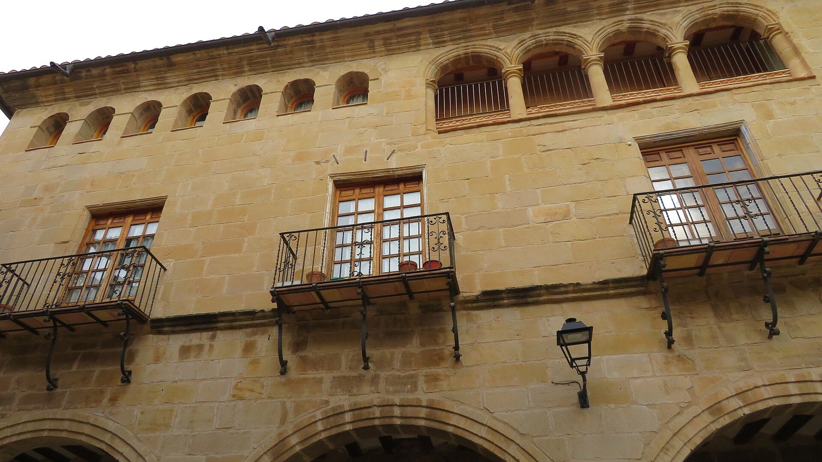 La fachada del Palacio de la Encomienda de La Fresneda, con su galería de arquillos