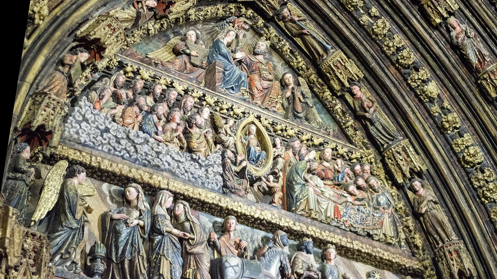 Detalle del pórtico policromado de Santa María de los Reyes, con las figuras pintadas