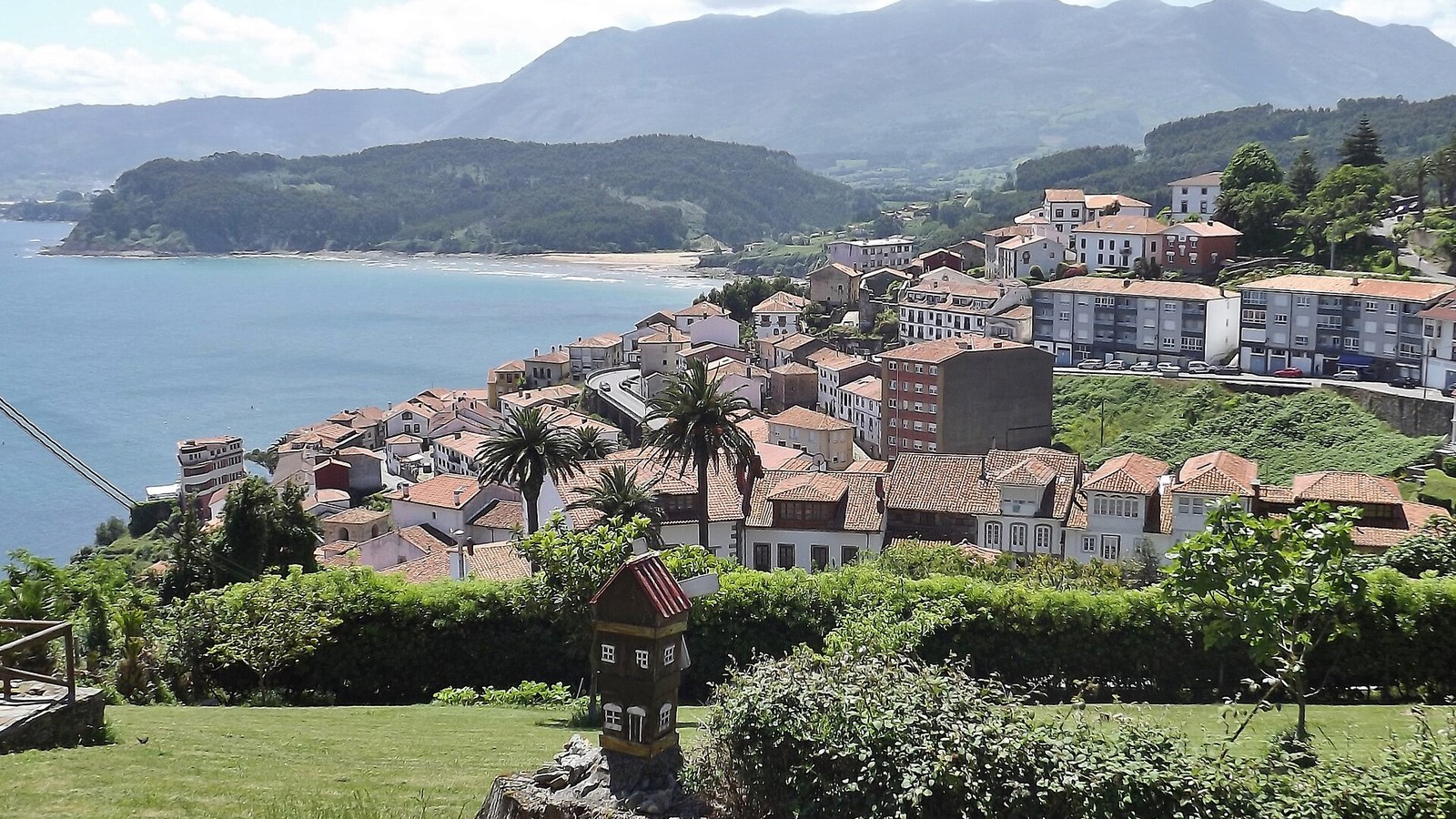 Lastres y su bahía vistos desde lo alto, con la sierra del Sueve al fondo