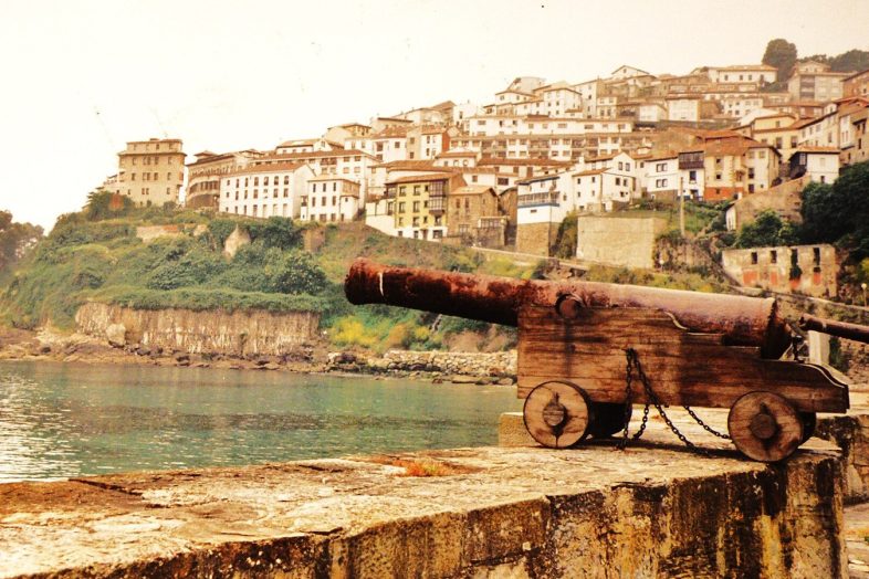 Las casas de Lastres apiladas sobre el acantilado, vistas desde el puerto pesquero