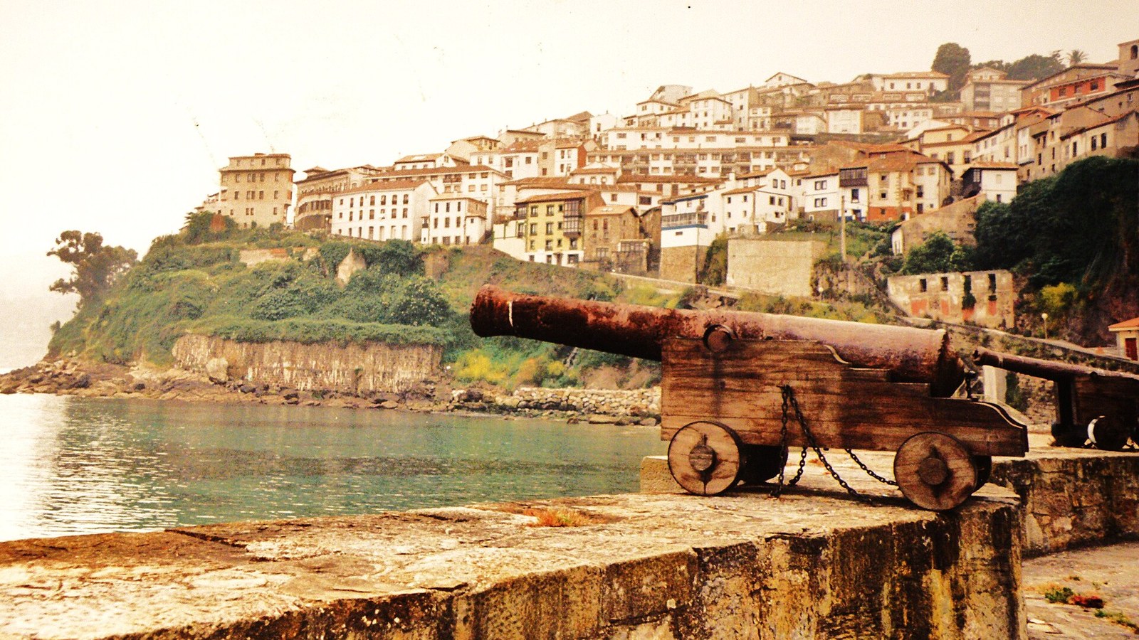 Las casas de Lastres apiladas sobre el acantilado, vistas desde el puerto pesquero