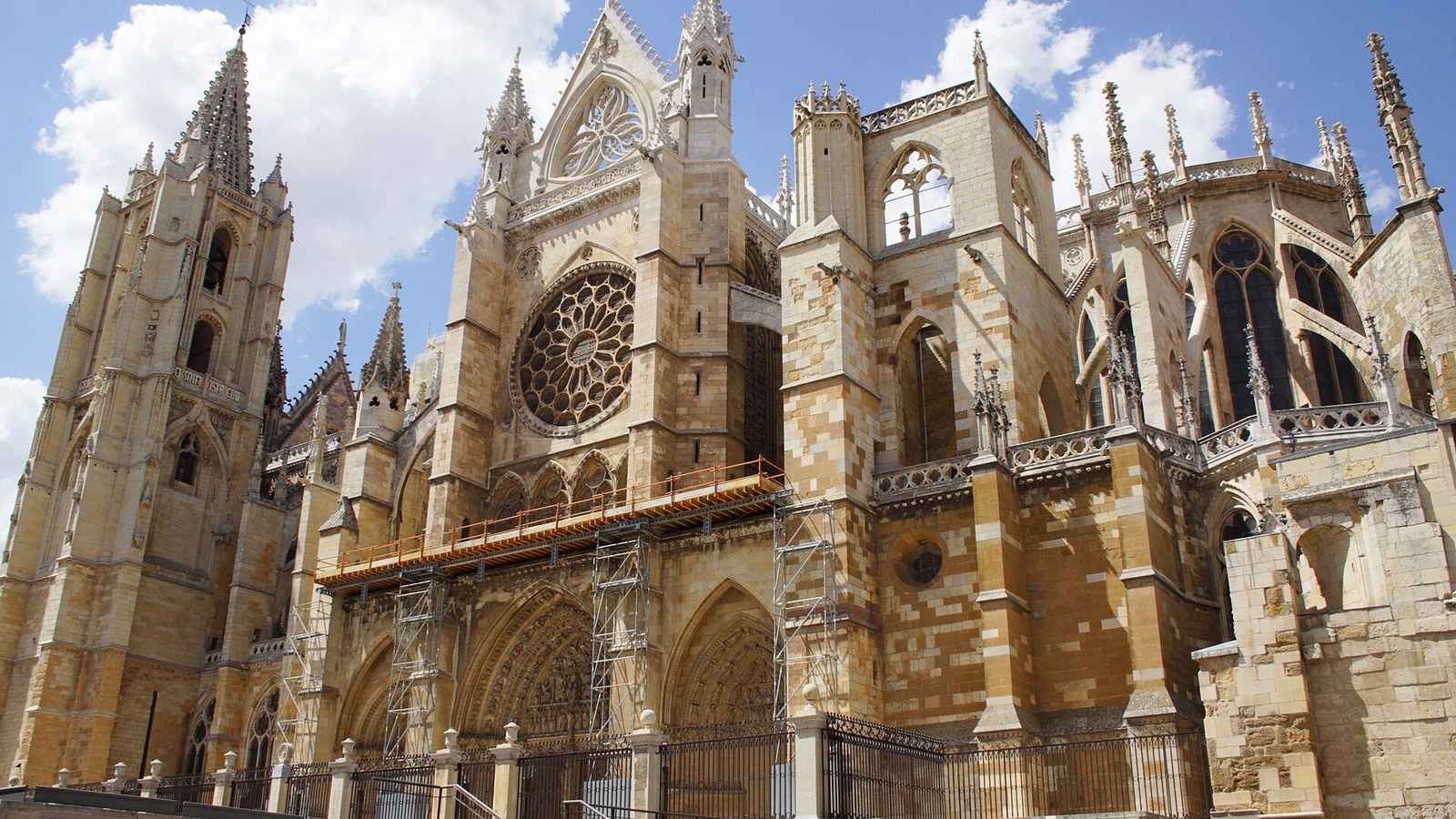 La fachada sur de la catedral gótica de León bajo un cielo azul
