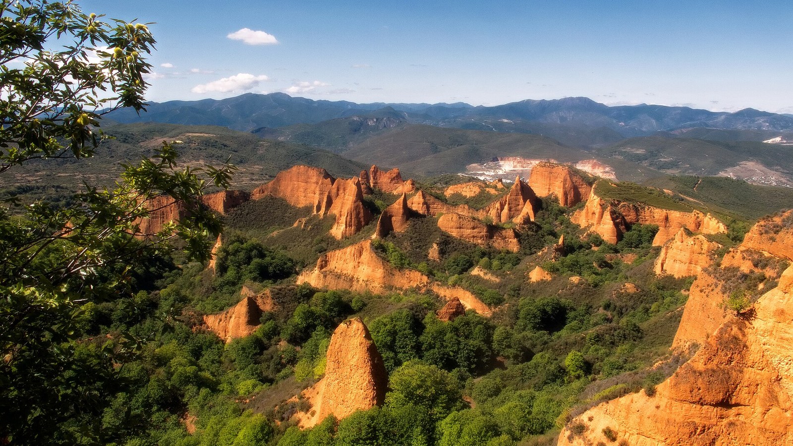 Los picachos rojizos de Las Médulas entre castaños y bosque