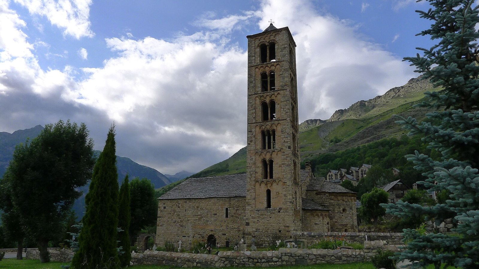 La torre románica de Sant Climent de Taüll en la Vall de Boí
