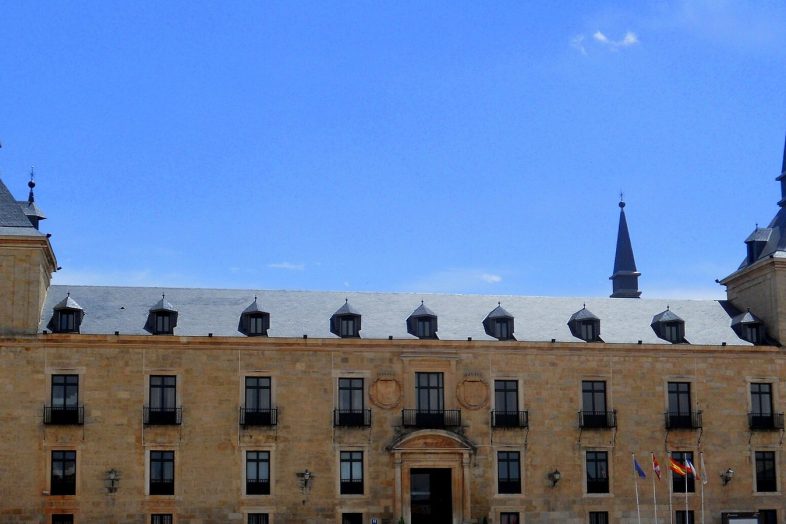 Fachada del Palacio Ducal de Lerma con sus cuatro torres de chapitel de pizarra