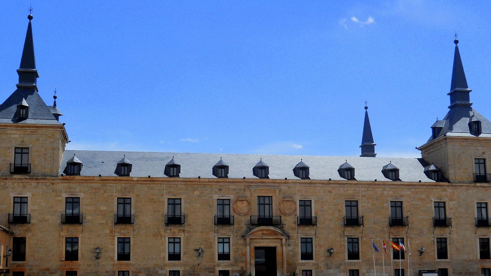 Fachada del Palacio Ducal de Lerma con sus cuatro torres de chapitel de pizarra