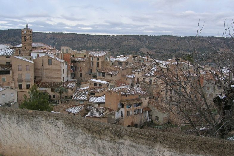 Letur sobre su cerro, con el caserío blanco y la sierra del Segura al fondo