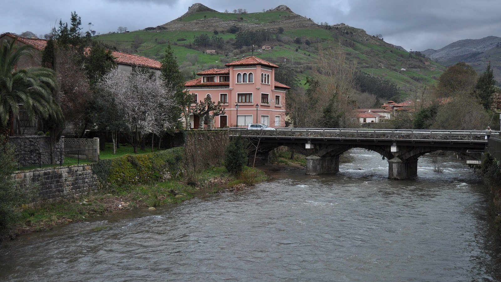 El río Miera a su paso por Liérganes, con el puente de piedra y las casonas en la orilla