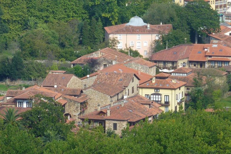 Tejados del casco histórico de Liérganes vistos desde arriba, entre el verde del valle del Miera