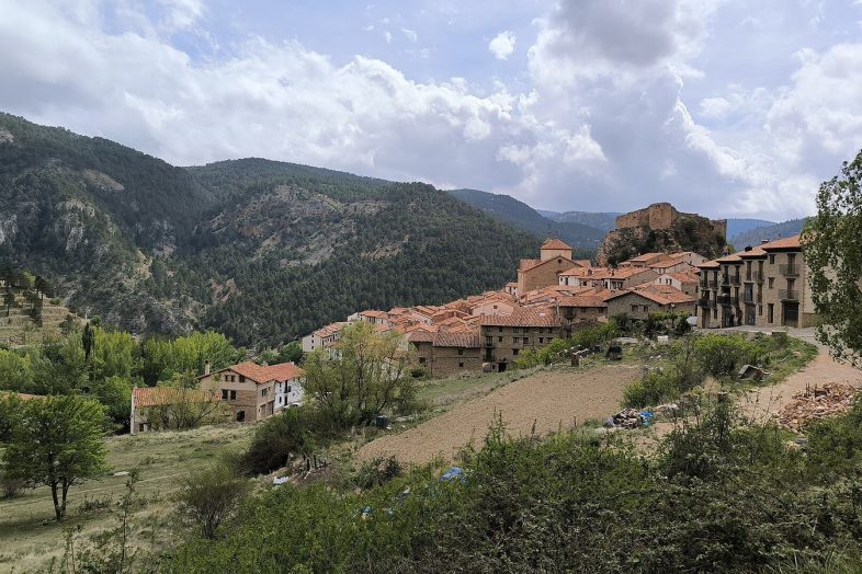 Linares de Mora sobre su roca, con la sierra de Gudar alrededor