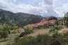 Linares de Mora sobre su roca, con la sierra de Gudar alrededor