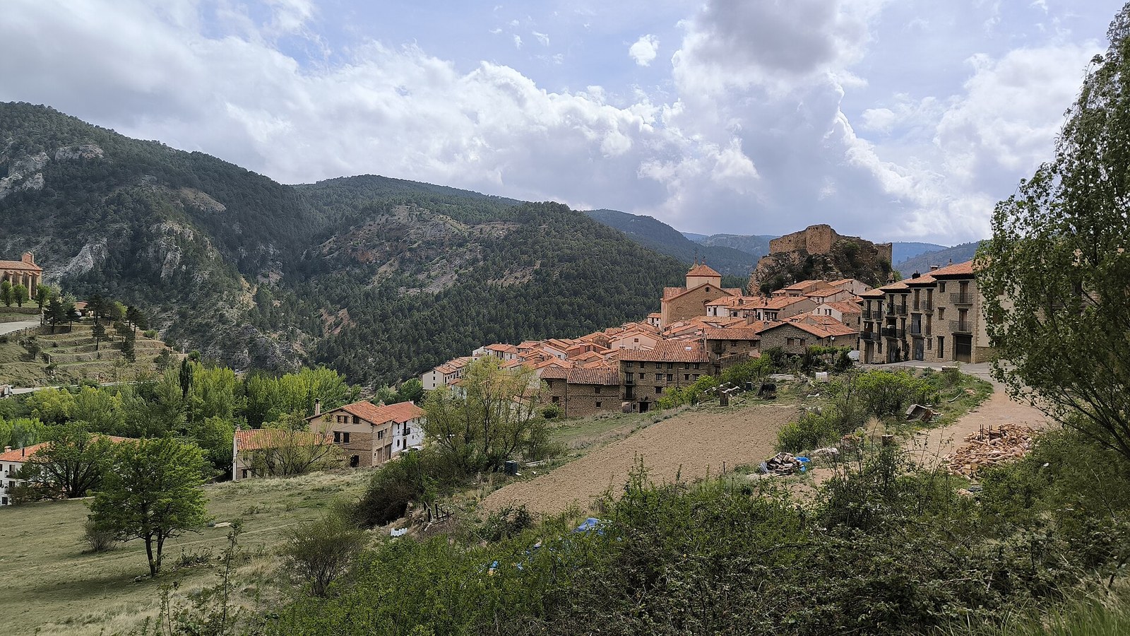 Linares de Mora sobre su roca, con la sierra de Gúdar alrededor