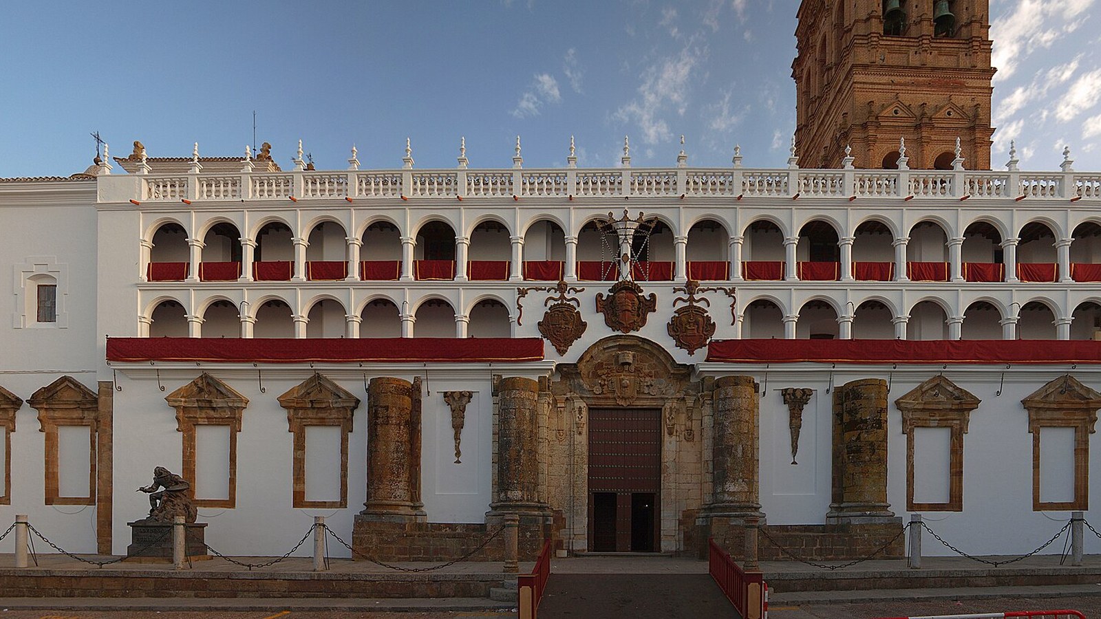 La fachada de la iglesia de Nuestra Señora de la Granada de Llerena, con su balconada de dos pisos