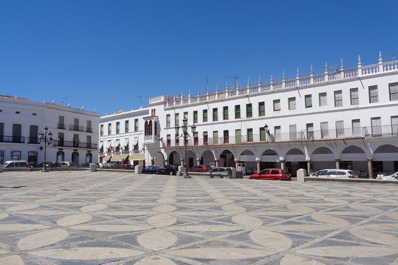 La Plaza de Espana de Llerena con su pavimento de dibujos y los portales de arcos