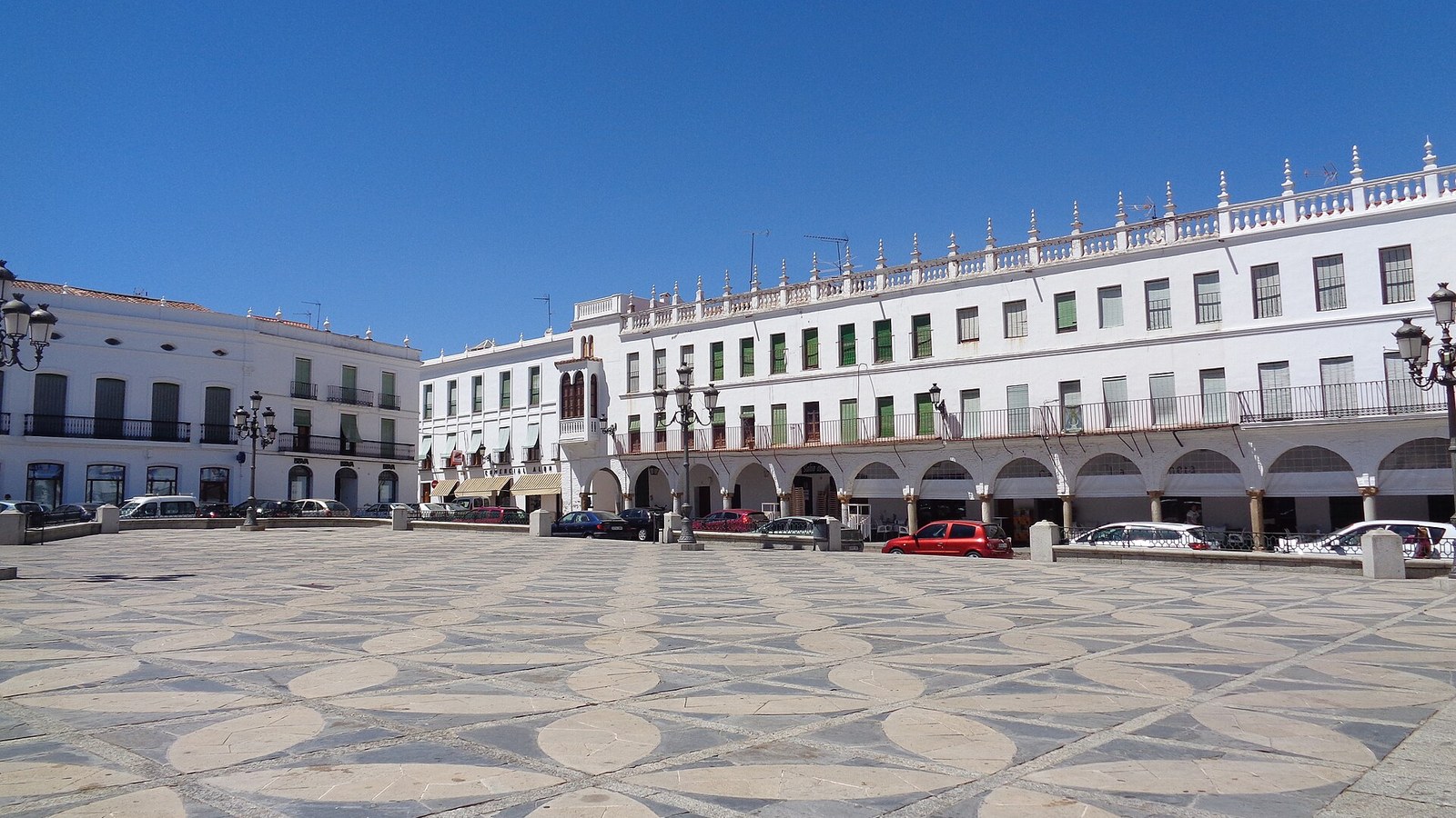 La Plaza de España de Llerena con su pavimento de dibujos y los portales de arcos