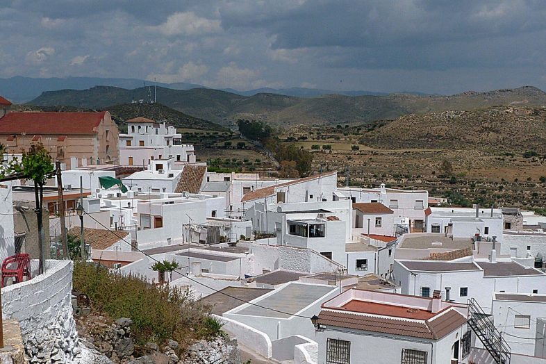 Lucainena de las Torres, blanco entre los cerros áridos de la sierra de Los Filabres