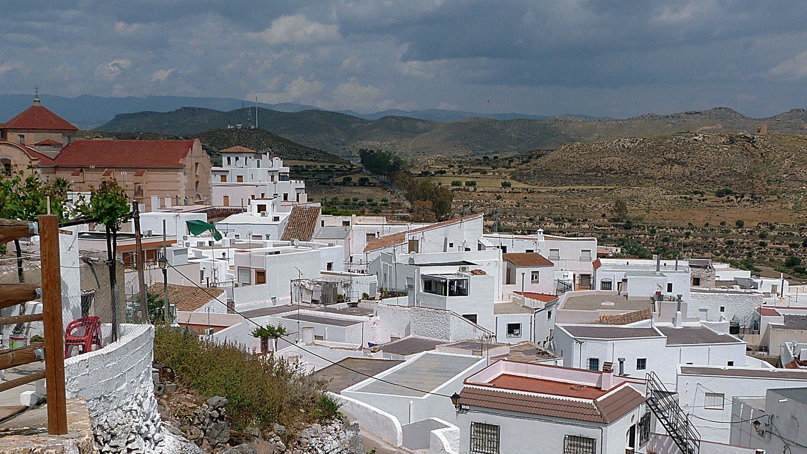Lucainena de las Torres, blanco entre los cerros áridos de la sierra de Los Filabres