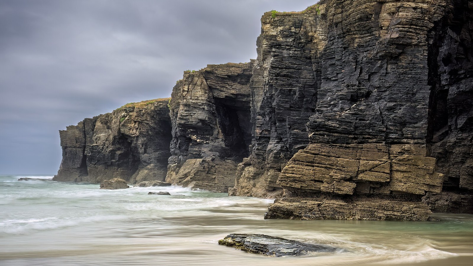 Los arcos de roca de la Playa de las Catedrales en marea baja