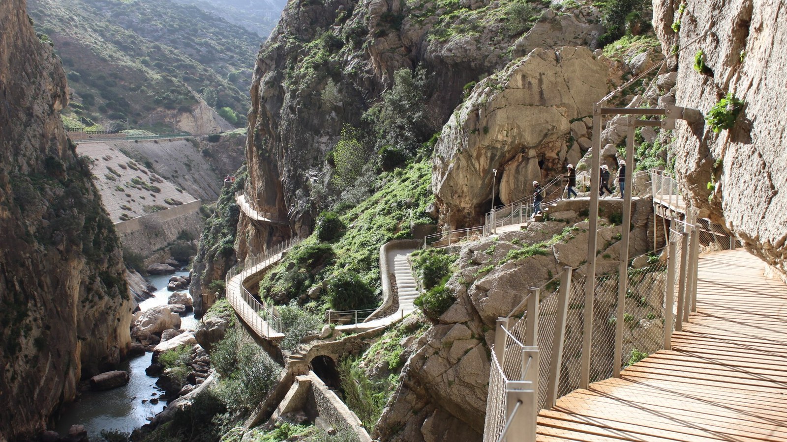 La pasarela del Caminito del Rey colgada en la pared del desfiladero de los Gaitanes