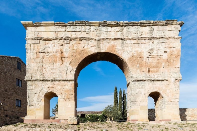 El arco romano de Medinaceli, de tres vanos, recortado contra el cielo
