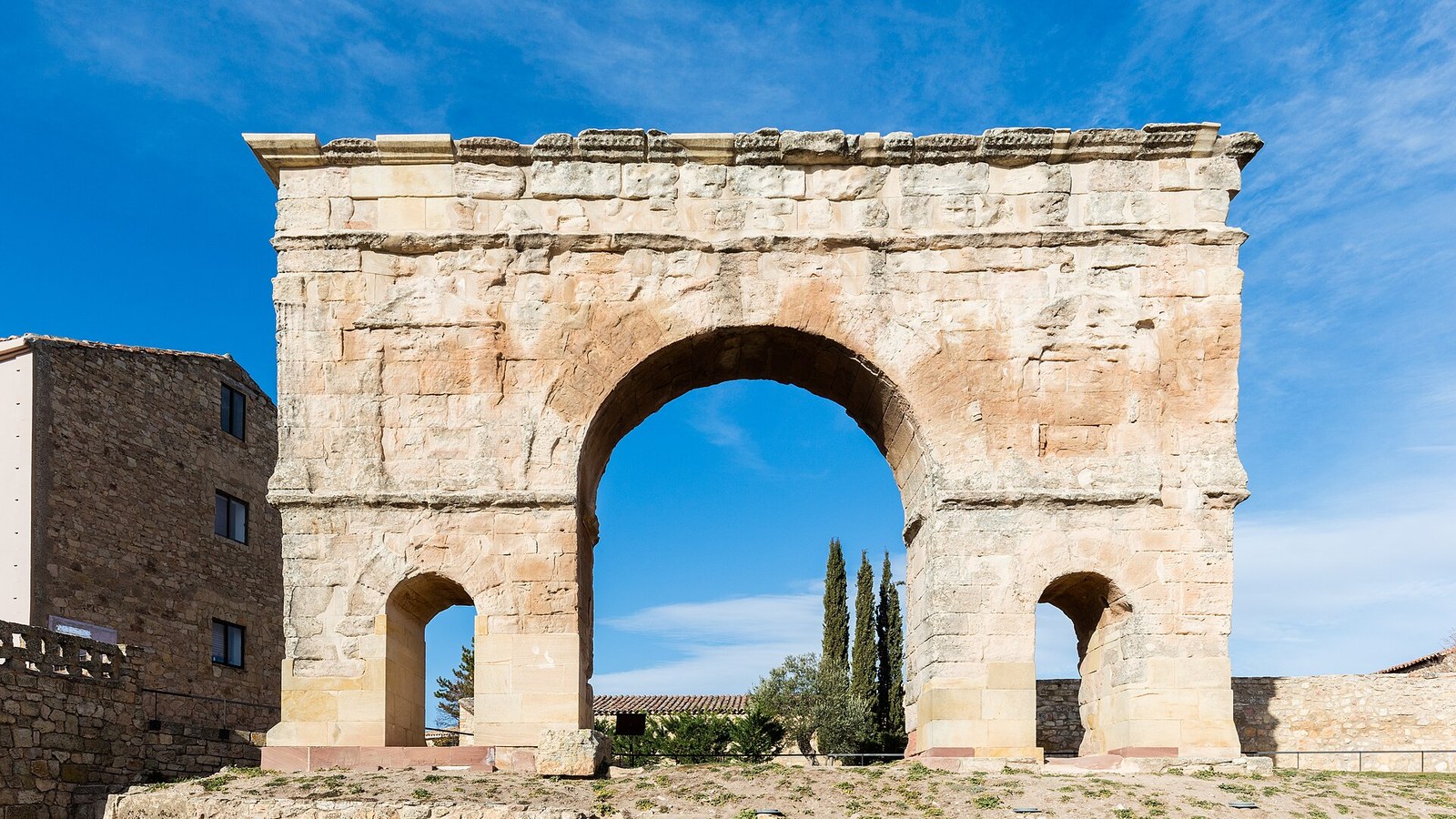El arco romano de Medinaceli, de tres vanos, recortado contra el cielo