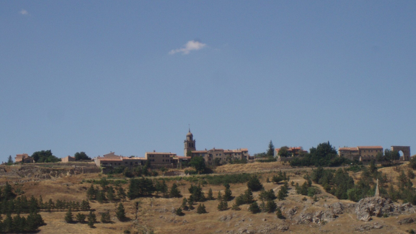 Medinaceli coronando su cerro sobre el páramo soriano