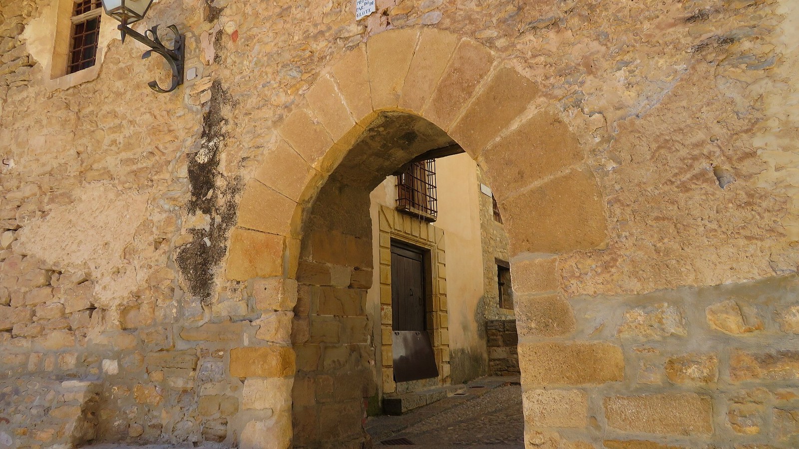 Arco de piedra del Portal del Estudio, una de las puertas de la muralla de Mirambel